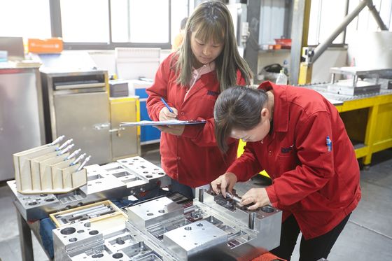 Cơ sở khuôn tùy chỉnh mài chính xác 50c Cơ sở khuôn Dme Màu thép
