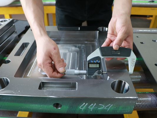 Các bộ phận khuôn nhựa gia công CNC với khung vát chính xác