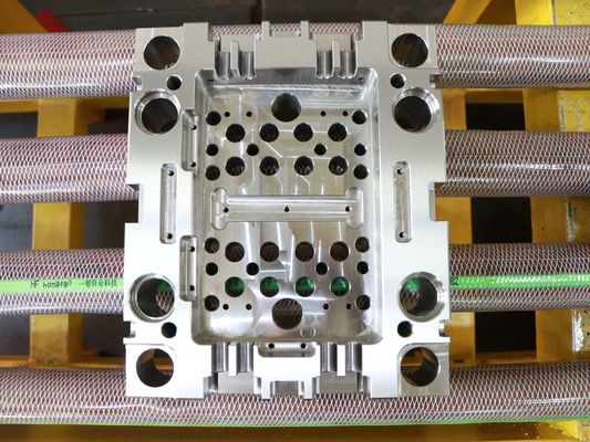Cơ sở khuôn nhựa JIS S50c Gia công CNC chính xác cao cho hệ thống miệng nước lớn