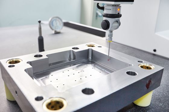 Đế Khuôn Nhựa Logo DXM với Và Hiệu Suất Khóa Tốt Hơn Lỗ Vít Sắt Vuông Được Gia Công CNC
